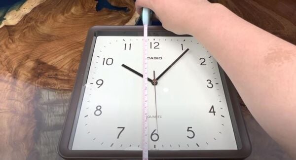 Casio IQ-152-5DF Plastik Kasa Kahverengi Renkli 25 cm Çaplı Modern Quartz Saniye Mekanizmalı Duvar Saati