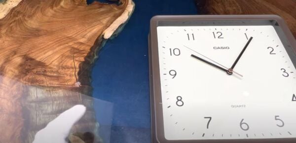 Casio IQ-152-5DF Plastik Kasa Kahverengi Renkli 25 cm Çaplı Modern Quartz Saniye Mekanizmalı Duvar Saati