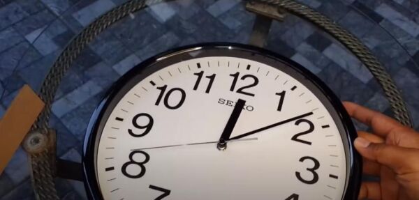 Seiko QXA640K Plastik Kasa Siyah Renkli 30.5 cm Çaplı 3 Boyutlu Rakam Modern Sessiz Saniye Mekanizmalı Duvar Saati