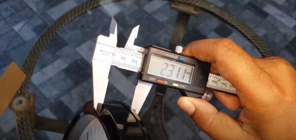 Seiko QXA640K Sessiz Akar Saniyeli 3 Boyutlu Rakam Analog Duvar Saati