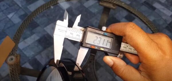 Seiko QXA640K Plastik Kasa Siyah Renkli 30.5 cm Çaplı 3 Boyutlu Rakam Modern Sessiz Saniye Mekanizmalı Duvar Saati