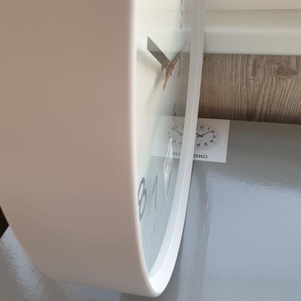 Seiko QXA700W Plastik Kasa Beyaz Renkli 42.4 cm Çaplı Modern Sessiz Saniye Mekanizmalı Duvar Saati