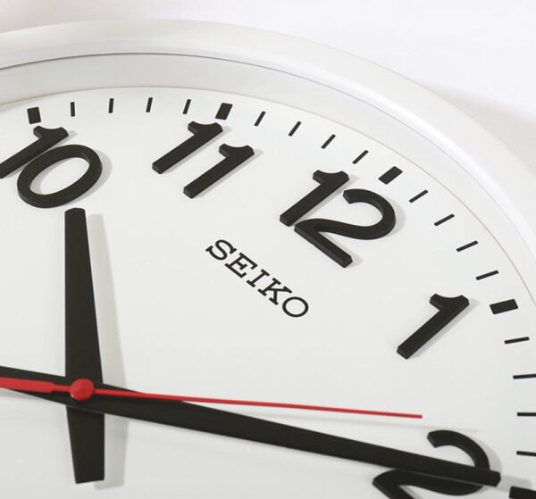 Seiko QXA700W Plastik Kasa Beyaz Renkli 42.4 cm Çaplı Modern Sessiz Saniye Mekanizmalı Duvar Saati