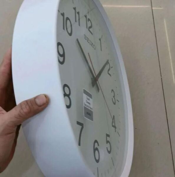 Seiko QXA700W Plastik Kasa Beyaz Renkli 42.4 cm Çaplı Modern Sessiz Saniye Mekanizmalı Duvar Saati