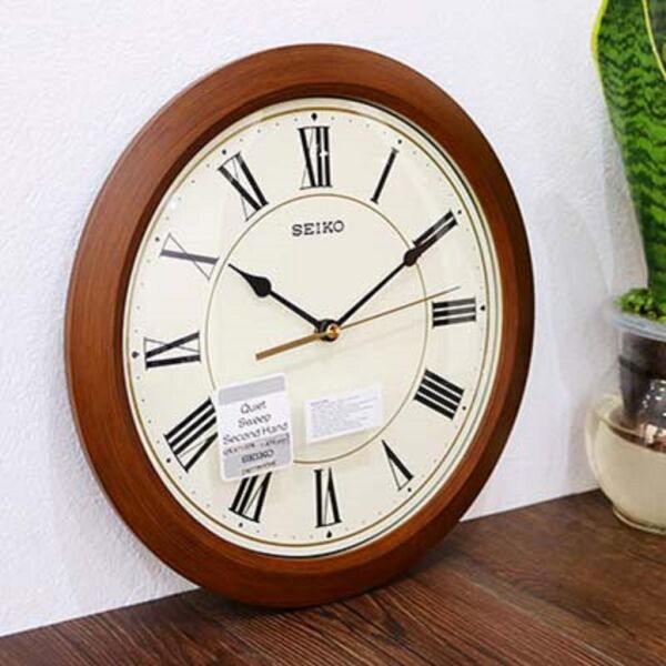 Seiko QXA713T Plastik Kasa Kahverengi Renkli 30 cm Çaplı Modern Dekoratif Sessiz Saniye Mekanizmalı Duvar Saati