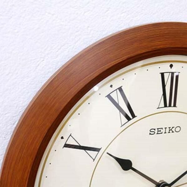 Seiko QXA713T Plastik Kasa Kahverengi Renkli 30 cm Çaplı Modern Dekoratif Sessiz Saniye Mekanizmalı Duvar Saati