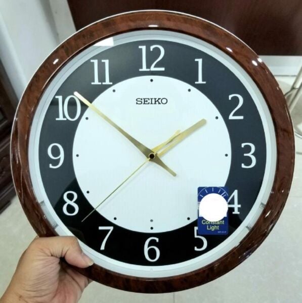 Seiko QXA788Z Plastik Kasa Kahverengi Renkli 31.4 cm Çaplı Otomatik Sensör Aydınlatmalı Quartz Mekanizmalı Duvar Saati